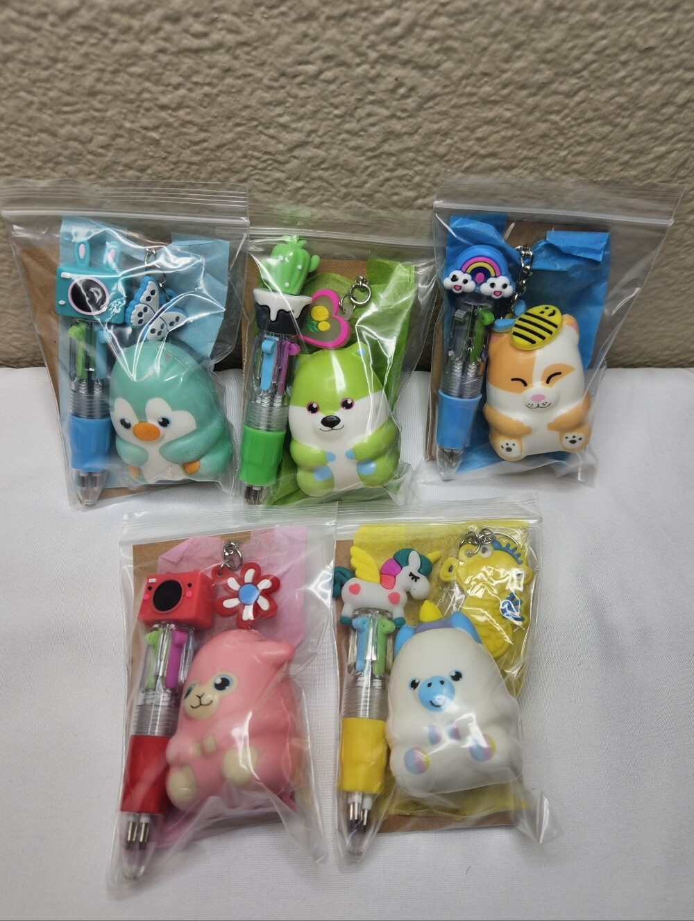Set of 4 Bags | Squishy, 4-Color Pen, Keychain & Thank You Card NEW | Favor Bags - Picture 3 of 7